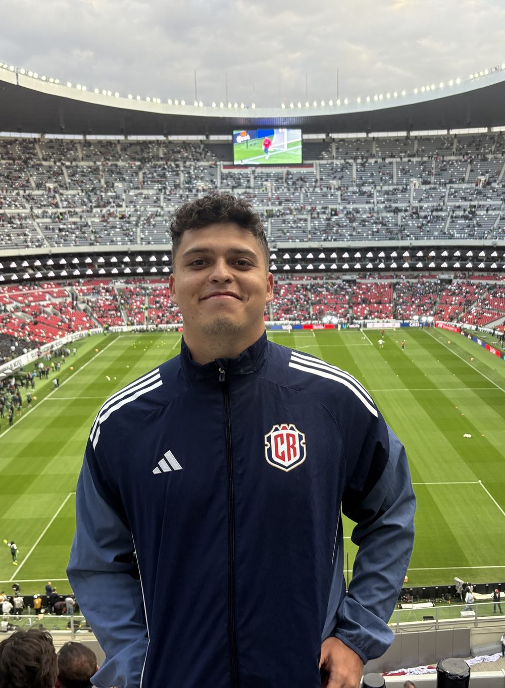 Lic. José Pablo Rivas en el Estadio Azteca, con la chaqueta de la Federación Costarricense de Fútbol